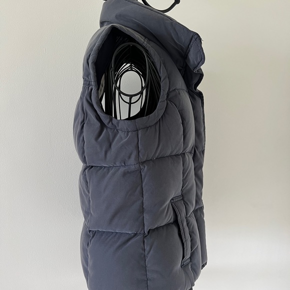 Beautiful vest. Lightly used. Very flattering. Really keeps you warm in the cold - Picture 1 of 4